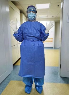 隔著防護(hù)服的愛 看不見的臉，看得見的守護(hù)